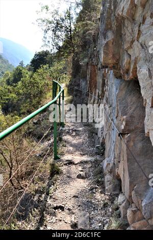 Panorama-Fluss und Schlucht in Mazedonien. Matka River und Matka Canyon mit grünem Wasser und Umgebung, riesige Berge. Stockfoto
