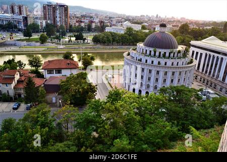 Skopje City view from Ottoman Castle..Skopje Gebäude in der Innenstadt Und riesige Kreuz in Vodno Mountain Stockfoto