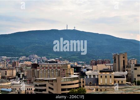 Skopje City view from Ottoman Castle..Skopje Gebäude in der Innenstadt Und riesige Kreuz in Vodno Mountain Stockfoto