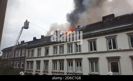 Hamburg, Deutschland. Oktober 2020. Rauch und Flammen sind bei einem Dachbrand in der Glashüttenstraße im Karolinenviertel zu sehen. Quelle: TNN/dpa-Zentralbild/dpa/Alamy Live News Stockfoto