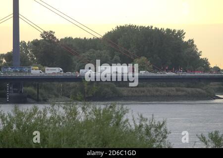 Hamburg, Deutschland. Oktober 2020. Auf der geschlossenen Autobahn 1 (A1) stecken die Fahrzeuge im Stau. Am Freitagmorgen hatten etwa 200 Menschen die Autobahn zwischen der Anschlussstelle Moorfleet und der Anschlussstelle Norderelbe blockiert. Nach Angaben der Polizei wollten sie die Aufmerksamkeit auf den Konflikt in Armenien lenken. Es gab Staus in und um Hamburg. Kredit: Bodo Marks/dpa/Alamy Live Nachrichten Stockfoto