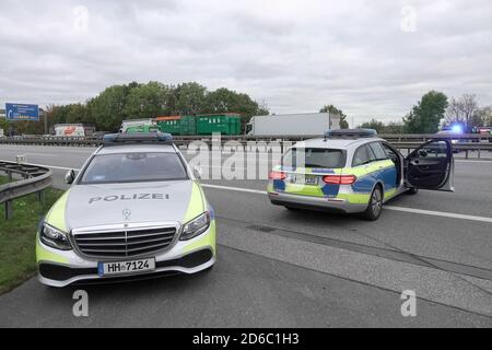 Hamburg, Deutschland. Oktober 2020. Auf der geschlossenen Autobahn 1 (A1) stehen Polizeifahrzeuge. Am Freitagmorgen hatten etwa 200 Menschen die Autobahn zwischen der Anschlussstelle Moorfleet und der Anschlussstelle Norderelbe blockiert. Nach Angaben der Polizei wollten sie die Aufmerksamkeit auf den Konflikt in Armenien lenken. Es gab Staus in und um Hamburg. Kredit: Bodo Marks/dpa/Alamy Live Nachrichten Stockfoto