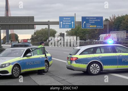 Hamburg, Deutschland. Oktober 2020. Auf der geschlossenen Autobahn 1 (A1) stehen Polizeifahrzeuge. Am Freitagmorgen hatten etwa 200 Menschen die Autobahn zwischen der Anschlussstelle Moorfleet und der Anschlussstelle Norderelbe blockiert. Nach Angaben der Polizei wollten sie die Aufmerksamkeit auf den Konflikt in Armenien lenken. Es gab Staus in und um Hamburg. Kredit: Bodo Marks/dpa/Alamy Live Nachrichten Stockfoto