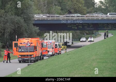 Hamburg, Deutschland. Oktober 2020. Unter der abgesperrten Autobahn 1 (A1), auf der es zu Staus kommt, stehen Einsatzfahrzeuge der Feuerwehr und der Polizei. Am Freitagmorgen hatten etwa 200 Menschen die Autobahn zwischen der Anschlussstelle Moorfleet und der Anschlussstelle Norderelbe blockiert. Nach Angaben der Polizei wollten sie die Aufmerksamkeit auf den Konflikt in Armenien lenken. Kredit: Bodo Marks/dpa/Alamy Live Nachrichten Stockfoto