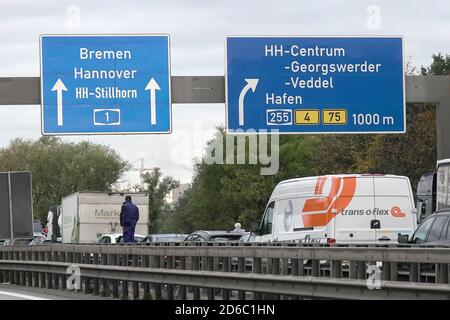 Hamburg, Deutschland. Oktober 2020. Auf der geschlossenen Autobahn 1 (A1) stecken die Fahrzeuge im Stau. Am Freitagmorgen hatten etwa 200 Menschen die Autobahn zwischen der Anschlussstelle Moorfleet und der Anschlussstelle Norderelbe blockiert. Nach Angaben der Polizei wollten sie die Aufmerksamkeit auf den Konflikt in Armenien lenken. Es gab Staus in und um Hamburg. Kredit: Bodo Marks/dpa/Alamy Live Nachrichten Stockfoto