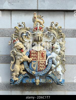 Königliches Wappen an der Wand des Doncaster Court Building, Doncaster, South Yorkshire, England, Großbritannien Stockfoto