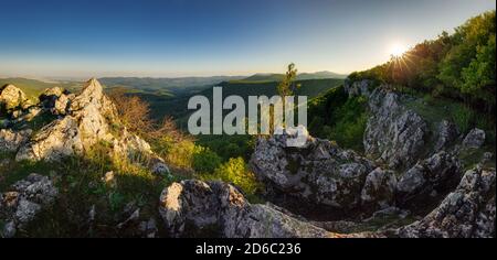 Panoramablick auf Berg mit Sonne, Slowakei kleine karpaten Stockfoto