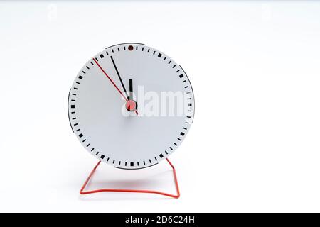 Weiße einfache Uhr, 5 Minuten bis 12 Stockfoto