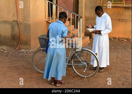 BURKINA FASO, Kaya, Kathedrale, Priester mit dem Mitglied der Gemeinschaft im Gebet Stockfoto
