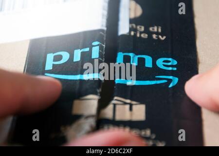 Rom, Italien, august 2020: Öffnen einer Box, die von Amazon Prime versandt wird. Business und Online-Shopping. Internationale Sendungen. Kartonverpackung Stockfoto