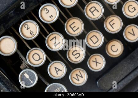 Nahaufnahme von oben auf die staubigen Tasten einer alten Schreibmaschine. Altes mechanisches Werkzeug zum Schreiben. Journalismus und Storytelling Stockfoto