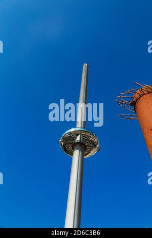 Der englische Kanal blickt auf die i360 mit einem rostigen Turm, der Teil des alten West Pier auf der rechten Seite ist. Es ist der schlankste hohe Turm der Welt. Stockfoto