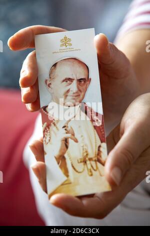 Porträt des italienischen Papstes Paul VI. Auf einem Dokument der Pastorale Universitaria (Büro) des Vikariats von Rom. Hier in den Händen des Gläubigen Stockfoto