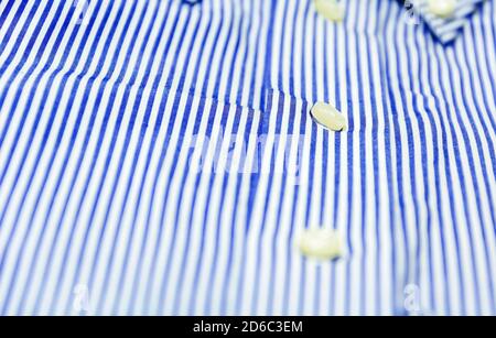 Der Knopf eines blau gestreiften Hemdes mit einem Button-Down-Kragen. Formelle Kleidung für Veranstaltungen, Arbeit und Geschäftstreffen Stockfoto