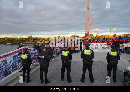 Hamburg, Deutschland. Oktober 2020. Die Teilnehmer der Demonstration sehen sich auf der geschlossenen Autobahn 1 (A1) Polizeikräften gegenüber. Am Freitagmorgen hatten etwa 200 Menschen die Autobahn zwischen der Anschlussstelle Moorfleet und der Anschlussstelle Norderelbe blockiert. Nach Angaben der Polizei wollten sie die Aufmerksamkeit auf den Konflikt in Armenien lenken. Es gab Staus in und um Hamburg. Kredit: Citynewtv/dpa/Alamy Live Nachrichten Stockfoto