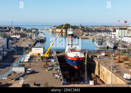 Concarneau (Bretagne, Nordwestfrankreich): Werft. Trawler im Trockendock Stockfoto