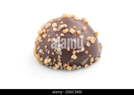 Einzelne Schokolade Süßigkeiten isoliert auf weißem Hintergrund. Seitenansicht, Nahaufnahme. Stockfoto