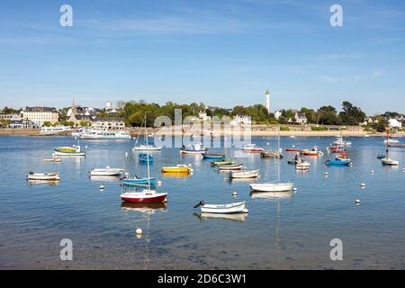 Benodet (Bretagne, Nordwestfrankreich): Überblick über den Fluss Odet und die Stadt vom Hafen von Sainte-Marine bei Combrit Stockfoto