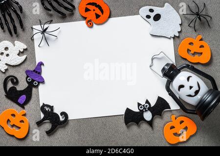 Halloween flach Lay Komposition mit Party-Dekorationen. Stockfoto