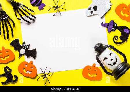 Halloween flach legen Nachbildung Hintergrund mit Party-Dekorationen. Stockfoto