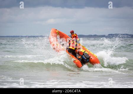 SNSM (französischer nationaler Seerettungsverband), Ausbildung für Rettungsschwimmer an einem Strand in Lorient (Bretagne, Nordwestfrankreich). Üben Sie auf der b Stockfoto