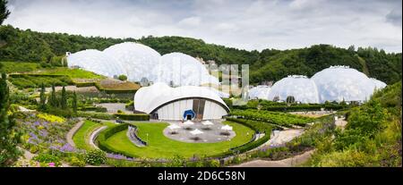 Ein Panoramablick auf die geodätischen Biom-Kuppeln im Eden Project in Cornwall. Stockfoto