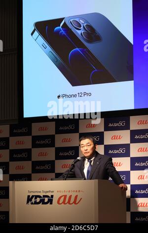 Tokio, Japan. Oktober 2020. Der japanische Mobilfunkanbieter KDDI-Präsident Makoto Takahashi gibt am Freitag, den 16. Oktober 2020, den Gebührenplan des Unternehmens für das iPhone 12 in Tokio bekannt. Apple stellte das neue 5G iPhone vor, das am 23. Oktober in den Verkauf gehen wird. Quelle: Yoshio Tsunoda/AFLO/Alamy Live News Stockfoto