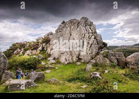 Eine Familie, die ein Picknick zwischen den Felsen in der Nähe der Roche Rock Hermitage aus dem 15. Jahrhundert in Cornwall genießt. Stockfoto