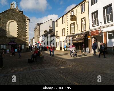 Moot Hall im belebten Zentrum des Marktplatz Keswick Cumbria England Großbritannien beherbergt Touristeninformationszentrum und Kunstgalerie Stockfoto