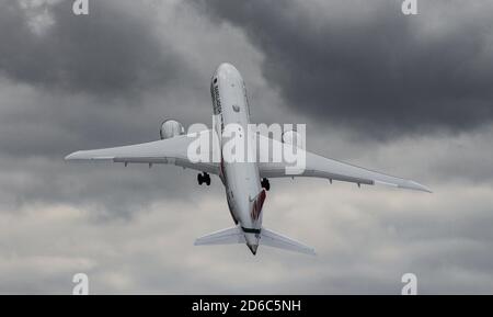 Boeing 787 Dreamliner führt einen fast vertikalen Höhepunkt durch Stockfoto