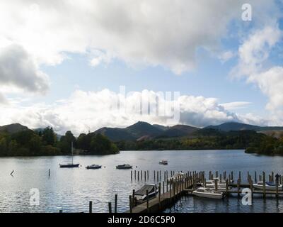 Blick über Derwentwater von Keswick Hafen nach Derwent Insel und Lake District National Park Mountains Cumbria England Großbritannien Stockfoto