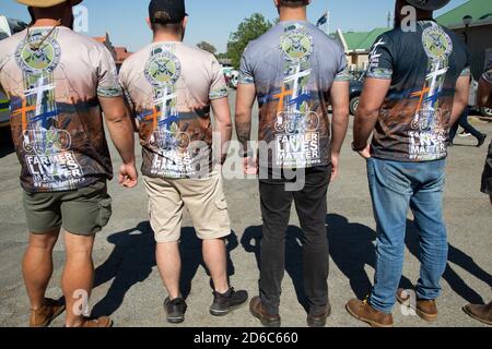 Senekal Südafrika 16. Oktober 2020 Weiße Bauern in Senekal durin Gegen-Protest gegen die EFF. Die Proteste kommen nach schockierenden Aufnahmen von weißen Demonstranten, die Polizeiautos auf ihre Seiten schaukeln, wobei auch eine Reihe von ‘bewaffneten’ Zivilisten an der Zerstörung teilnehmen. Kredit: Thabo Jaiyesimi/Alamy Live Nachrichten Stockfoto