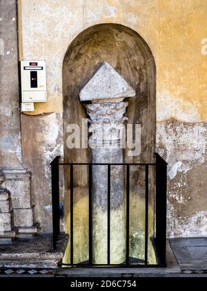 Alte römische Säule in der Basilika Santa Sabina auf dem Aventin - Rom, Italien Stockfoto