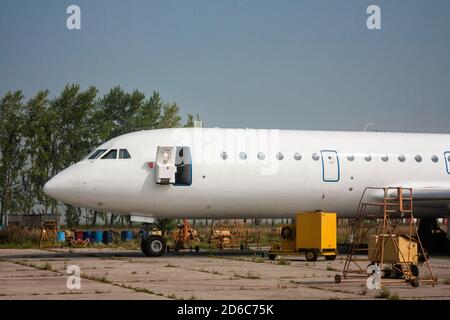 Nahaufnahme der Vorderseite eines Passagierflugzeugs mit einem Öffnen Sie die Tür auf der technischen Basis der Luftfahrt Stockfoto