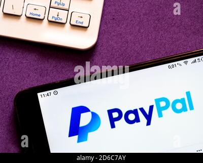 In dieser Abbildung ist ein PayPal: Mobile Cash Appliance von PayPal, Inc. Logo auf einem Smartphone zu sehen Stockfoto