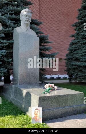 = Stalins Porträt am Grab des Führers der UdSSR - Links Winkelansicht = das Porträt des Führers der Sowjetunion, Josef Stalin (Iosif Dschugaschwili) a Stockfoto