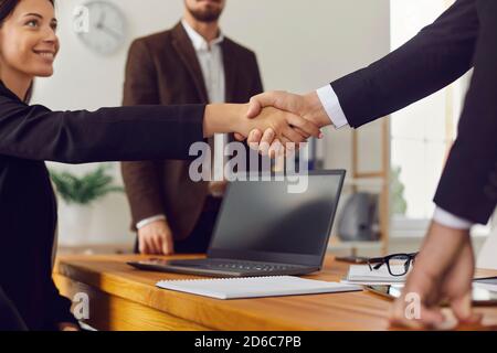 Erfolgreiche Deal Handshake von Business-Menschen Partner im Büro nach Verhandlungen Stockfoto