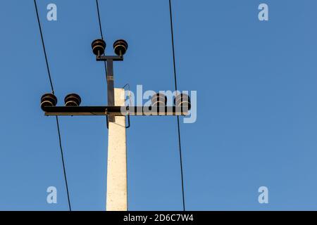 Hochspannungsleitung. Stromleitung und Drähte gegen den blauen Himmel. Stockfoto