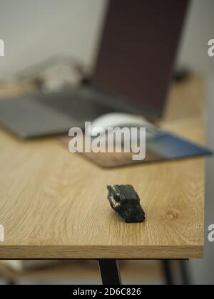 Turmalin Stein in einem Büro zum Schutz gegen elektromagnetische Feld ( EMF ). Stockfoto