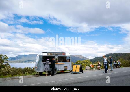 TASMANIEN, AUSTRALIEN - 18. Dez 2019: Ein Kaffee im Cubed wird mehr als nur ein Kaffeerlebnis, wenn Sie sich die Zeit nehmen, um den spektakulären Nat zu genießen Stockfoto