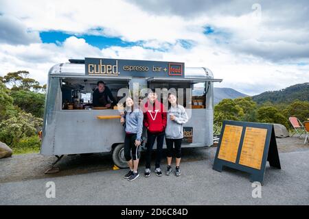 TASMANIEN, AUSTRALIEN - 18. Dez 2019: Ein Kaffee im Cubed wird mehr als nur ein Kaffeerlebnis, wenn Sie sich die Zeit nehmen, um den spektakulären Nat zu genießen Stockfoto