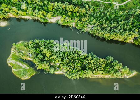 Luftlandschaft von gewundenen Fluss mit Insel, Draufsicht auf schöne Natur Hintergrund von Drohne, saisonale Sommerlandschaft mit Kopieplatz Stockfoto