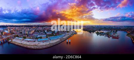 Dramatischer farbenprächtiger Sonnenuntergang über dem Fluss Dnipro in Kiew, Ukraine, Reisehintergrund. Großes Panorama von Drohne Stockfoto