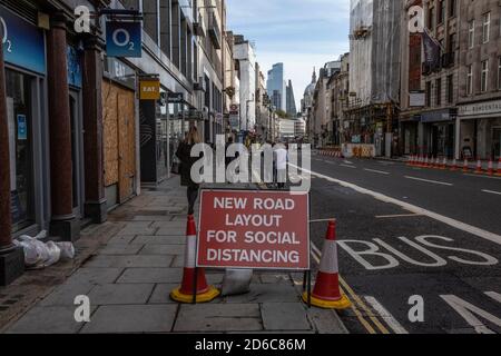 Fleet Street, während einer Mittagszeit desolat, da die Arbeiter wegen der Krise des Coronavirus fern bleiben und die Mitarbeiter von zu Hause aus, London, Großbritannien, arbeiten Stockfoto