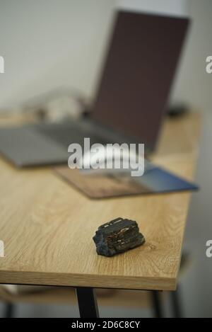 Turmalin Stein in einem Büro zum Schutz gegen elektromagnetische Feld ( EMF ). Stockfoto