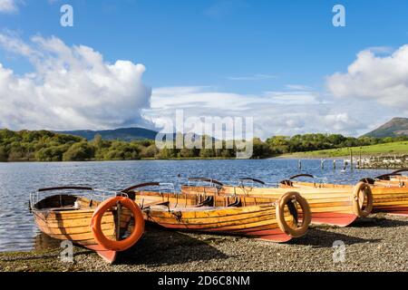 Ruderboote auf Derwentwater Ufer im nördlichen Lake District Nationalpark im Herbst. Keswick, Borrowdale, Cumbria, England, Großbritannien Stockfoto