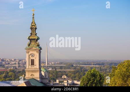 Serbien, Belgrad, St. Michaels Kathedrale mit Ada Brücke in der Ferne Stockfoto