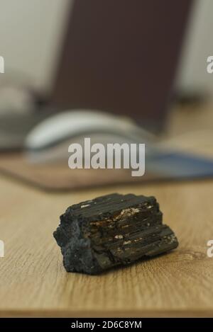 Turmalin Stein in einem Büro zum Schutz gegen elektromagnetische Feld ( EMF ). Stockfoto