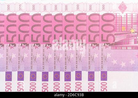 Hintergrund der Reihe Banknoten von 500 Euro. Europäischer Währungshintergrund aus Banknoten. Geldfalle, Betrug, Betrug Nahaufnahme, Draufsicht. Stockfoto