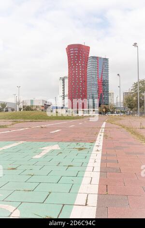 BARCELONA, SPANIEN-9. OKTOBER 2020: Hotel Porta Fira (auch Torres de Toyo Ito mit Torre Realia BCN) Wolkenkratzer Hotel von Toyo Ito auf der Plaza entworfen Stockfoto